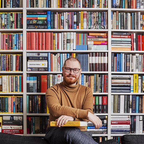 Jessen kirjahyllyssä on noin 1 200 kirjaa. Niistä  nelisensataa on signeerattuja. Vaikka kirjojen karsiminen on raastavaa, sitä on pakko tehdä, koska tila loppuu. Jesse on laittanut myös joitakin signeerattuja kirjojaan kiertoon.