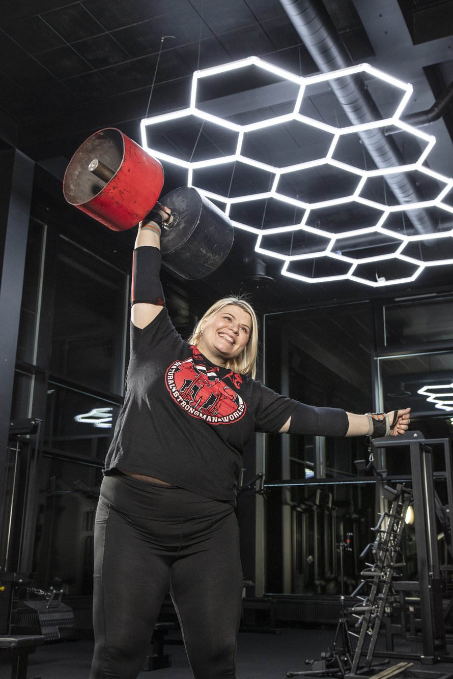 Salla Romo työskentelee diakoniapappina. Salla rakastaa adrenaliinisyöksyjä ja tilanteita, joissa hän pääsee ylittämään itsensä. Näitä hetkiä hän saa voimailusta ja kilpailemisesta. Salla on voittanut kahdesti Suomen vahvin nainen -kilpailun.