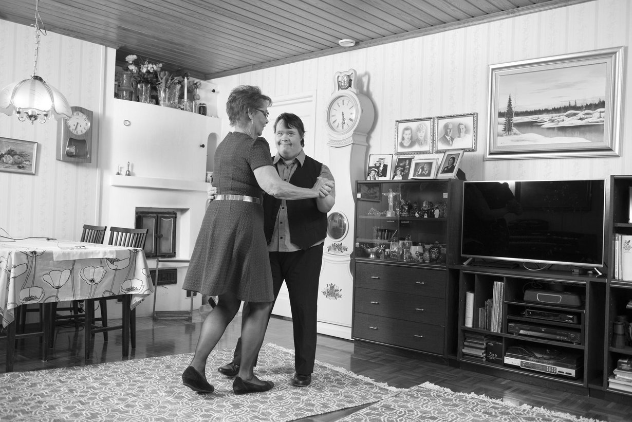 Aira Välitalo ja Toni Välitalo tanssivat mieluiten jenkkaa. Toni on taitava tanssija, ja lavoilla häntä haetaan paljon.