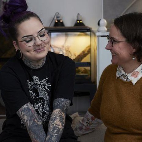 Piita on tatuoinut kaulaansa sanat 'äiti anna anteeksi'. Marke Koskelin on yrittänyt muistuttaa, etteivät vaikeudet ole tyttären vika.