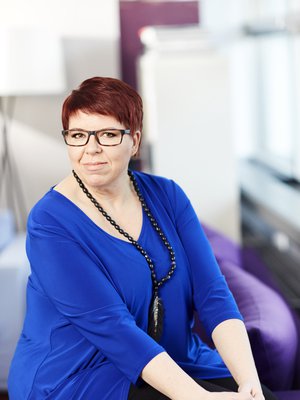 Maritta otti iloisena vastaan meikkivinkit, sillä varsinkin silmämeikin teko on tuntunut vaikealta. Hiusten laitto sen sijaan kuuluu aamurutiineihin. "Itsepäiset hiukseni sojottaisivat muuten joka suuntaan."