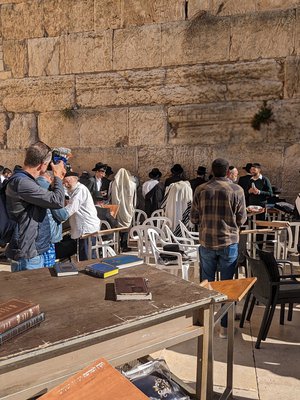 Ylen ulkomaantoimittaja Antti Kuronen kuvaa juutalaisten rukoilua pyhällä Länsimuurilla. ”Työni on välillä hyvinkin rankkaa, mutta ajattelen, että voin tehdä sillä hyvää.”