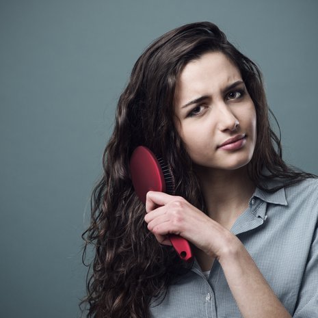 Kiharaa tukkaa pitää harjata varoen ja mielellään harvapiikkisellä kammalla. 