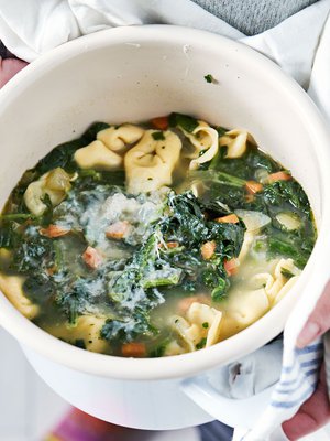 Joka kokki valitsee keittoon lempitortellininsa ja raastaa lopuksi päälle reippaasti parmesaania.