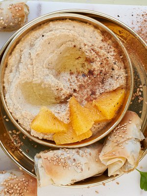 Ihanissa filorullissa maistuvat tahini, yrtit ja kasvikset. Kasta appelsiinihummukseen ja haukkaa.