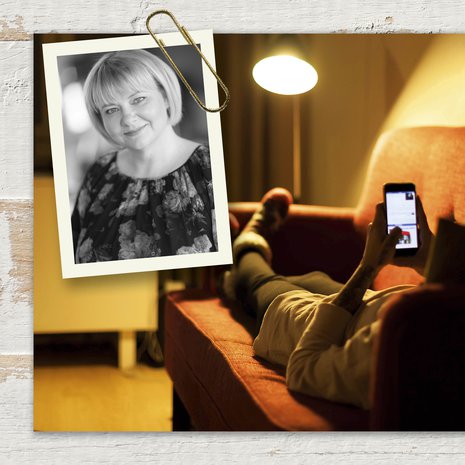 Taasko selailet kännykkää, huokaa äiti aikuiselle tyttärelleen.