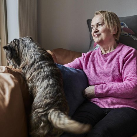 Terhi Kunnas, 58, ja hänen miehensä saattoivat heittää toisilleen, että jos minusta tulee joskus kasvi, sinun ei tarvitse jäädä. Laitat vain minut johonkin hoivakotiin ja etsit toisen. "Emme olleet koskaan ajatelleet asiaa sen syvällisemmin. Kun vakava sairastuminen tuli kohdalle, se ei mennytkään ihan niin."