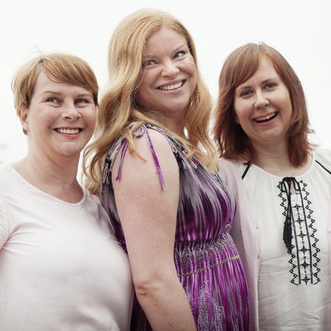 Susanna Salo (vas.), Hanna Erkkilä ja Minna Malin valikoituivat KK:n Rakkautta yli nelikymppisille -juttusarjaan. 