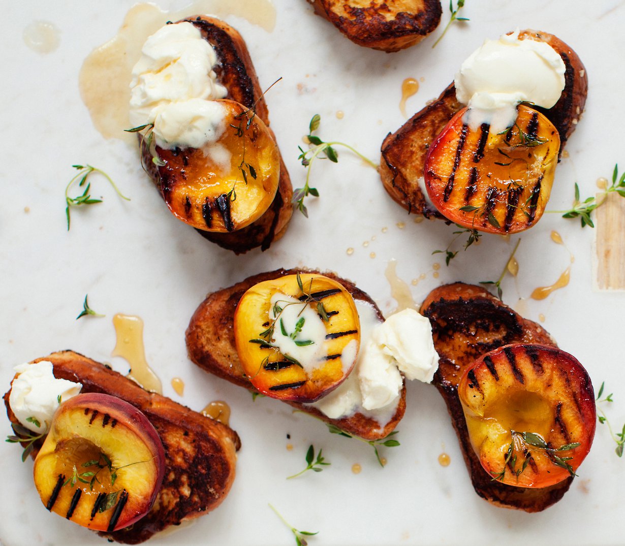 Köyhiin ritareihin sopii parhaiten kuivahtanut pulla tai vaalea leipä. Kokeile täytteenä myös grillattua ananasta, nektariineja, luumuja tai aprikoosia.
