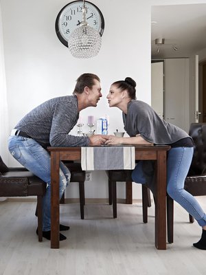 Yrittäjä Reijo Karjalainen, 50, ja lähihoitaja Krista Karjalainen, 41, asuvat Espoossa. Parin 19-vuotiaat kaksostytöt Saara ja Sarianne asuvat omassa asunnossa viereisessä kerrostalossa.