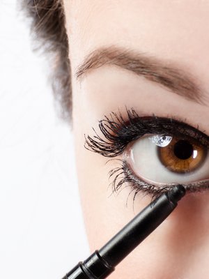 Silmien rajaaminen on helpoin tapa myös juhlistaa meikki. Vältä teräviä, kapeita viivoja.