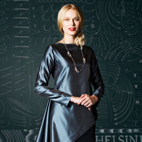 Ilonan arkkitehtitausta näkyy silkkiasun yksinkertaisissa muodoissa ja mittasuhteiden harmoniassa. Ohje Suuri Käsityö 1/2014.