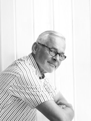 Urpo Kangas on 63-vuotias Helsingin yliopiston siviilioikeuden professori, joka  tuhlaa mieluiten kirjoihin ja hyvään punaviiniin. Kahdelle tyttärelleen hän on vihjannut, että mammuttiperinnöstä on turha uneksia.