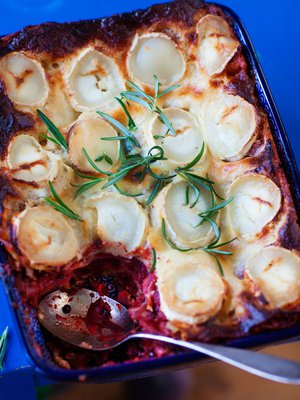 Vuohenjuustokiekot pilkuttavat lasagnen pinnan.