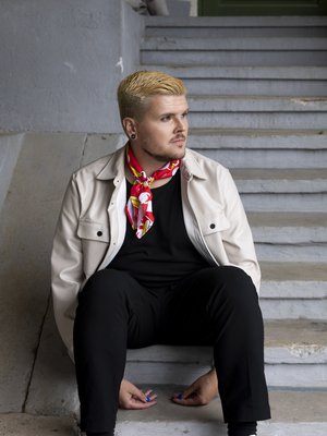 Moni asia muuttuu paremmaksi. Sen kirjailija ja somevaikuttaja Eino Nurmisto haluaisi nyt, vanhan koulunsa portailla istuessaan, kertoa teini-ikäiselle itselleen. 