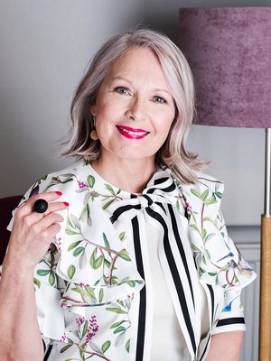 62-vuotias Ulla Solasaari on entinen luokanopettaja, joka asuu Mäntsälässä miehensä kanssa. Hän toimi suurimman osan urastaan rehtorina. Näyttävät röyhelöt, solmittavat nauhat ja luontokuosi sopivat Ullan uuteen, trenikkääseen tyyliin. Neulepaita 199 e, Andiata. Rusettijakku 229 e, Ted Baker. Hame 24,99 e, Lindex. Korvikset 29 e ja sormus 22 e, Aarikka.