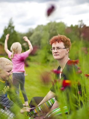 Päivi Sainio, 43, tekee­ toimistotyötä valtion virastossa ja asuu lastensa Pauliinan, 6, ja Niilon, 5, kanssa Kyrössä. Hän pystyy nykyään kuulemaan, kun lapset huutavat äitiä.