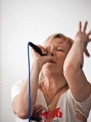 Kirjailija Kati Hiekkapelto, 44, asuu Hailuodon saarella.