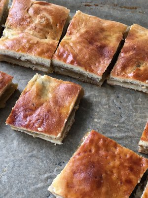 Peltipiirakan nerokkuus on helppoudessa: ei turhaa näpertelyä ja piirakka on helppo leikata sopiviksi annospaloiksi.