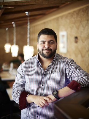 "Kun tarvitsen elämässä neuvoja, kysyn isältä. Hän on kokenut kovia ja tuntee minut parhaiten", Ahoura Houshagi sanoo.­ Hän työskentelee perheen Persian Ravintolassa Espoossa.