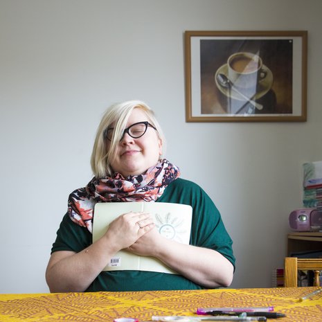 Mari Säisä on 31-vuotias jatko-opiskelija, joka asuu Turussa ja kirjoittaa väitöskirjaa opiskelijayhteisöistä. Arki kuluu usein kirja kourassa ja bujoillessa. ”Tavallinen kalenteri on vain luuranko. Bujo on lihakset sen ympärillä.”