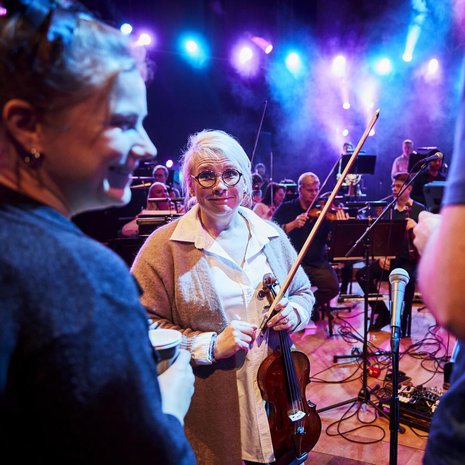 Orkesterin harjoitukset alkavat minuutilleen kello 10. Mikaela Palmu vaihtaa pari sanaa laulaja Yonan (vas.) kanssa.