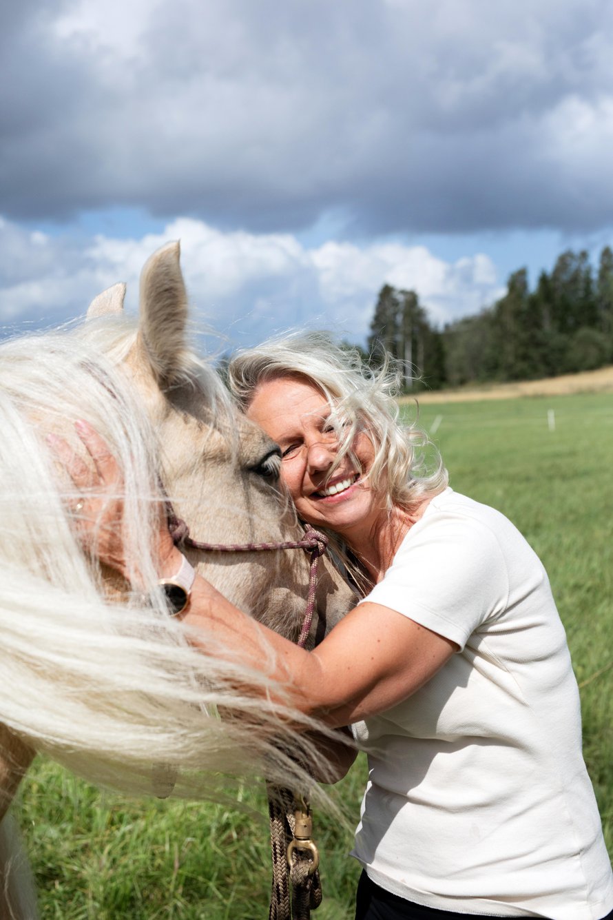 Outi palasi lapsuudenharrastuksensa hevosten pariin, kun lapset olivat menneet kouluun ja päiväkotiin. Pari vuotta sitten Outi hankki Daisyn. ”Hevoset ovat opettaneet minulle läsnäoloa ja aitoutta. Hevonen peilaa hyvin herkästi ihmisen tunnetiloja.”