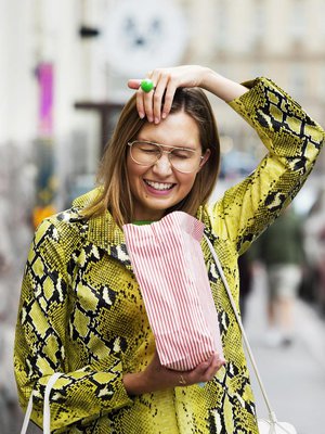 Kun äiti soittaa Janitalle Helsinkiin, hän kysyy aina: ootkos muistanut syödä kunnolla?  ”Äiti tietää, että voisin välillä elää pelkällä karkilla.”