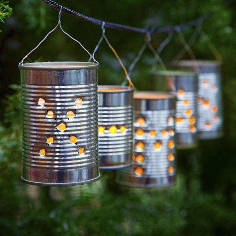 Näistä säilyketölkkilyhdyistä muodostuu englanninkielinen sana Xmas, mutta yhtä hyvin tölkkeihin voi kirjoittaa joulu suomeksi.