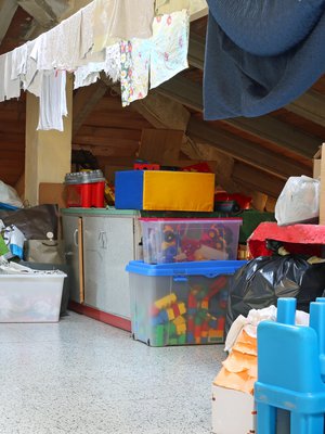 Tavarat aiheuttavat kinaa, koska niihin liittyy paljon tunnearvoa. ”Missä tunne, siellä ristiriita”, sanoo psykologi ja psykoanalyytikko Anna Collander.