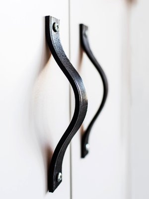 Vy&ouml;st&auml; tehty vedin n&auml;ytt&auml;&auml; ja tuntuu k&auml;dess&auml; mukavalta. Noin kymmenen sentti&auml; pitkiin nahkavy&ouml;n p&auml;tkiin tehtiin mattoveitsell&auml; viillot ruuvikiinnityst&auml; varten.