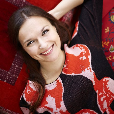 Karita Sainio, 35, on eettisen pr-toimiston Sugar Helsingin osakas. Hän asuu Helsingin Kalliossa Nöpö-kissansa kanssa. Hänen mielestään vaatteessa tärkeintä on ihotuntuma. Kuvan mekko on Ivana Helsingin.