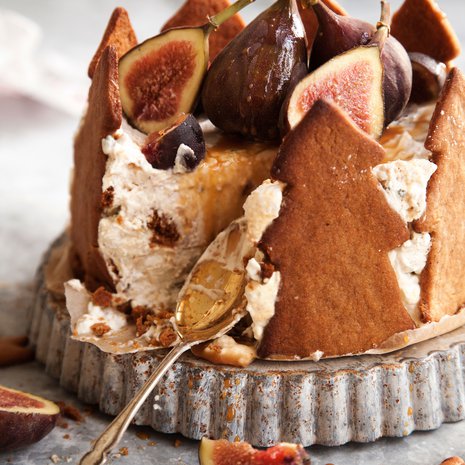 Herkuttele valmis kakku vuorokauden sisällä, sillä reunuksen piparkakut pehmenevät vähitellen.