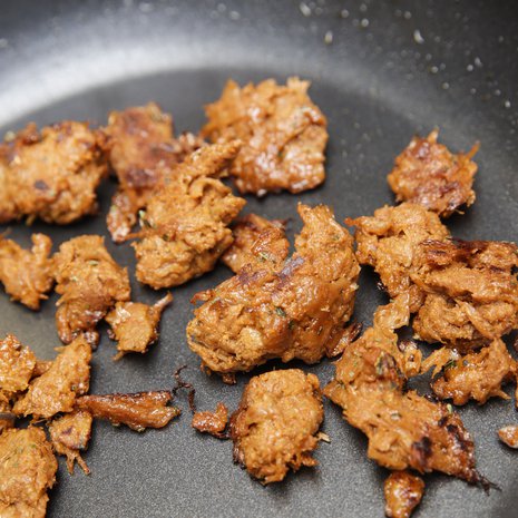 Kevyesti öljyssä paistettuna nyhtökauraa voi syödä myös leivän päällä.