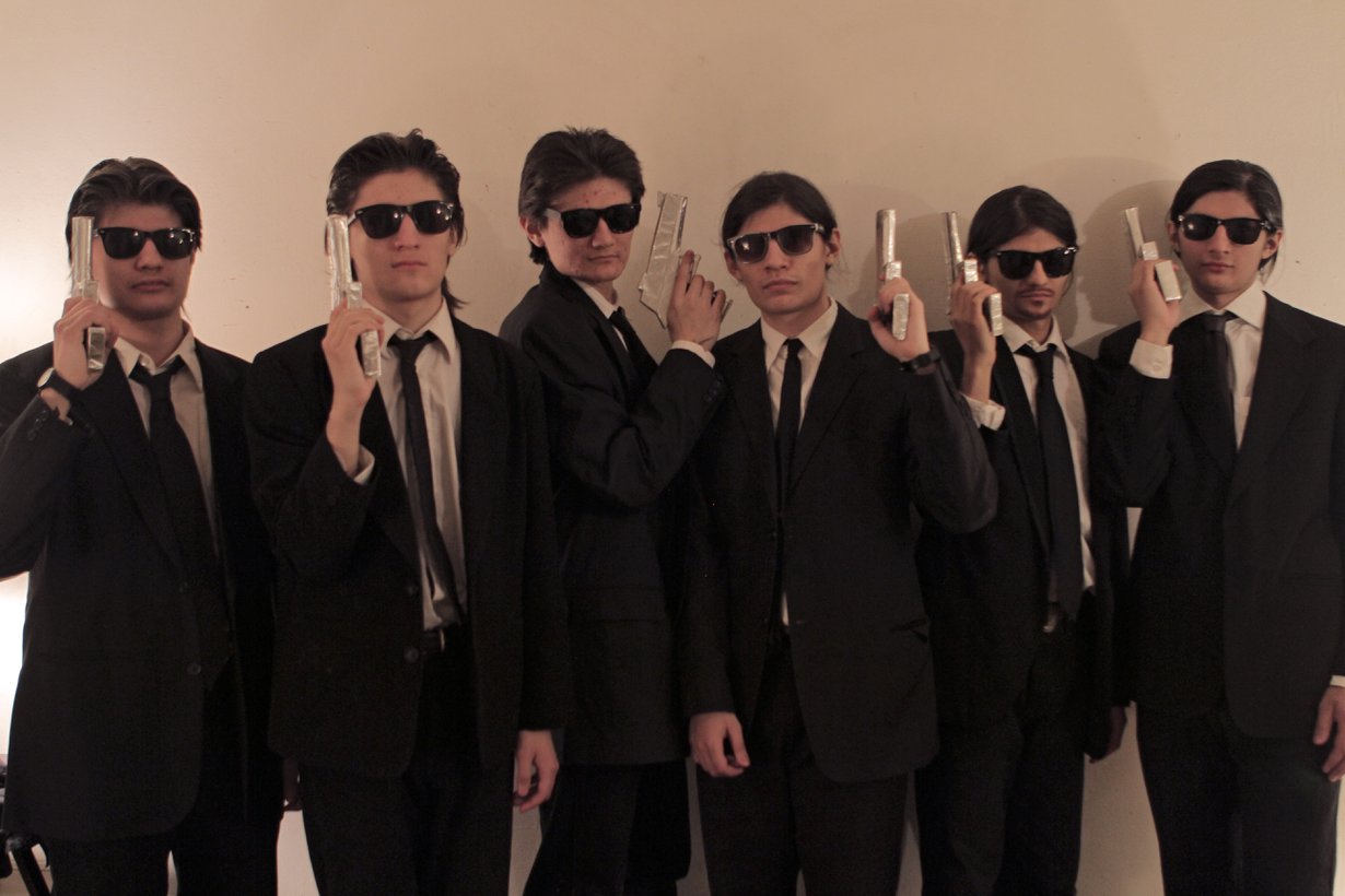The Wolfpack eli veljekset Mukunda, Bhagavan, Govinda, Jagadisa, Narayana ja Krsna Angulo.