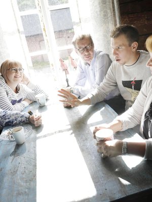 Janne Kataja, Aino-Kaisa Pekonen, Rauli Hirviniemi, Aku Hirviniemi ja Erja Hirviniemi taas kerran saman pöydän ääressä.