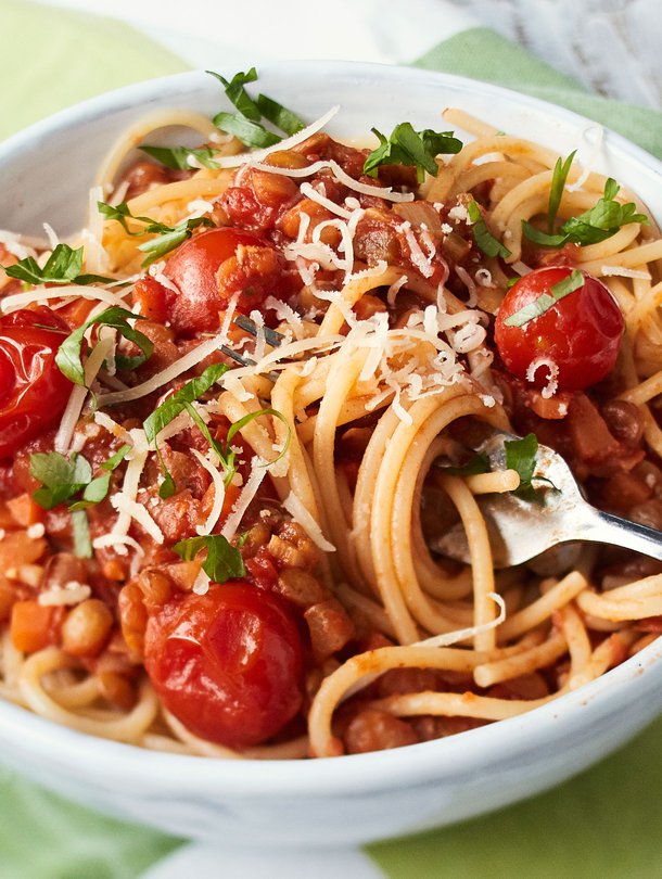 Linsseistä ja tomaattimurskasta saa helposti maukkaan soosin spagetille.