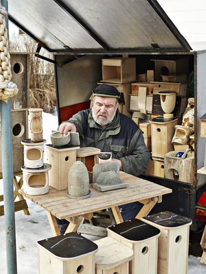 Kotkassa sauva eläkeläinen Urpo Koponen, 68, on harrastanut lintuja koko ikänsä. Hän on Ylen Luontoiltojen vakioääni.