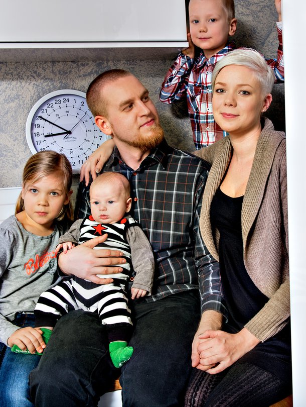 ”Markon mielestä lapseni olivat bonus ja hieno juttu. Se tuntui hyvältä”, Suvi sanoo. Perheeseen kuuluvat kaksikuukautinen Onni sekä Suvin lapset Nida, 8, ja Noel, 5.