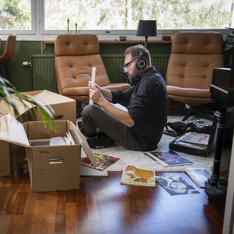 Egotrippi-yhtyeen kitaristi-laulaja-lauluntekijä Zachris  Stierncreutz tunnetaan paremmin nimellä Knipi. Kun Knipin pitää kertoa sukunimensä uudelle ihmiselle, hän turvautuu kehittämäänsä kolmen kirjaimen taktiikkaan: Sti - ern - cre - utz. Ennen luettelemista hän varoittaa, että nyt tulee vaikea nimi.