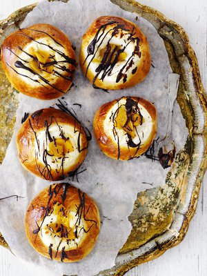 Yllätä ystävät pääsiäisenä mehevillä rahkapullilla. Ne voi leipoa pakastimeen odottamaan.