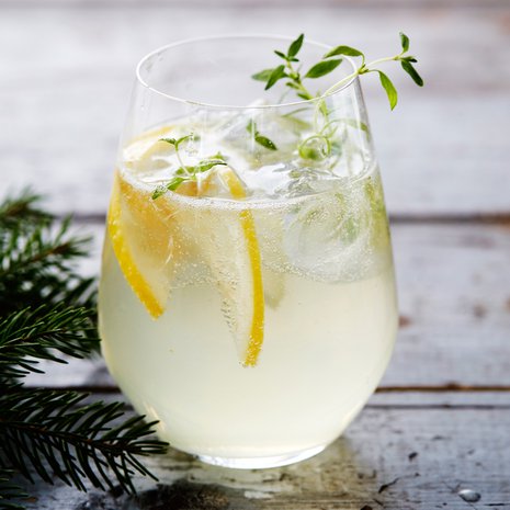 Kylmä drinkki ei syö joulun kuormasta. Tässä lasillisessa maistuu vuoden 2018 Blossa-glögi.