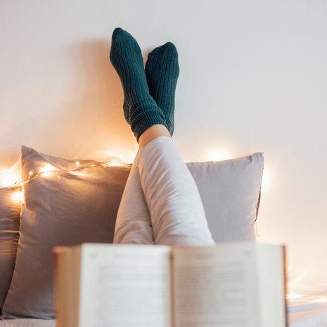 Joskus oma aika on hemmottelua, joskus hankalien tunteiden kohtaamista. ”Yksinolon ei tarvitse aina olla mukavaa. On tärkeää ottaa vastaan kaikenlaiset tunteet”, sanoo psykologi ja psykoanalyytikko Anna Collander.