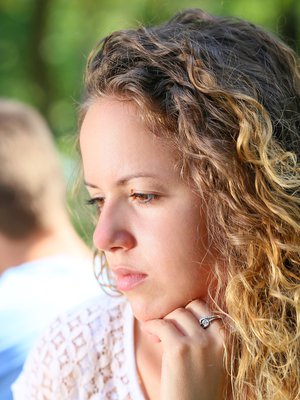 Kenen elämää elät ja kenen toiveita kuuntelet? Puolisoiden väliin voi joskus tulla toisen kykenemättömyys irtautua omista vanhemmistaan.