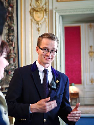 Timo Saarela esittelee kuninkaanlinnaa Vaasasta tulleille turisteille Shadab Iqbalille ja Johanna Hailille.