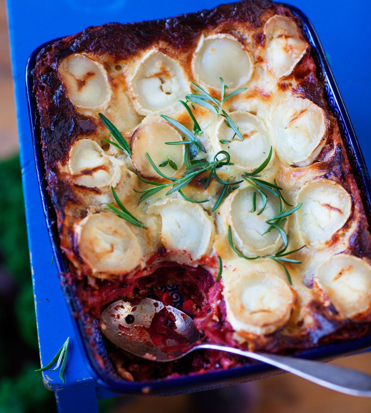 Vuohenjuustokiekot pilkuttavat lasagnen pinnan.