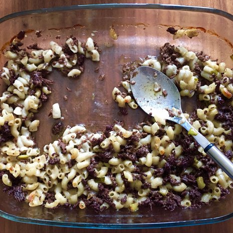 Tätä ruokaa voisi ehkä kuvailla enemmänkin makaroniksi ja jauhelihaksi vuoassa kuin makaronilaatikoksi. Pääasia on, että se on hyvää.