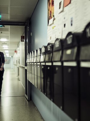 Mari Eberhardt on tehnyt viisi vuotta pelkkiä yövuoroja. Hän asuu Espoossa ja työskentelee senioritalo Hopeakotkassa Espoon Karakalliossa. Marin perheeseen kuuluvat mies ja 11-, 12-, 14- ja 16-vuotiaat lapset. 