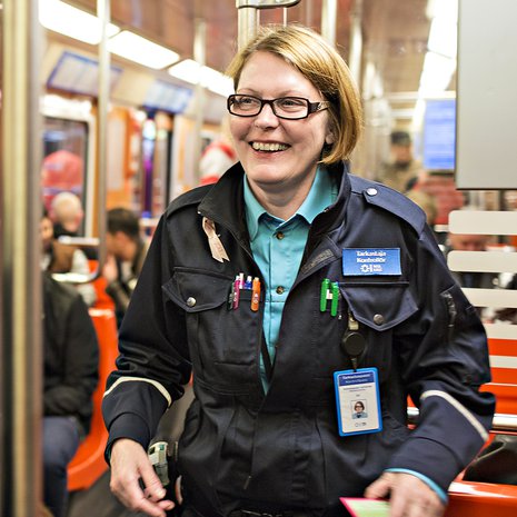 Jaana Tela pitää lipuntarkastajan työssä ihmisten kanssa rupattelusta.