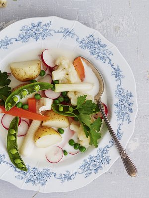 Kesäkeitto on suven hehkein kausiruoka.